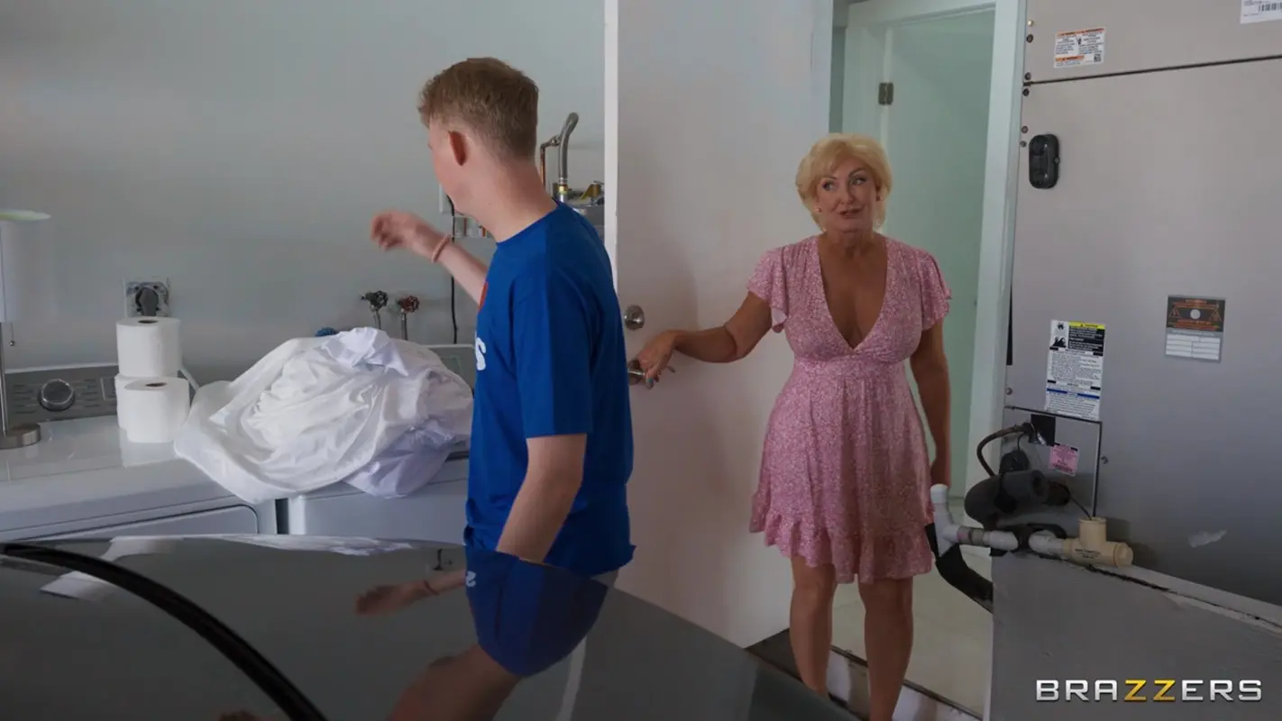 Flashback Friday: queste due belle GILF sono qui per motivarti per le pulizie di primavera!
