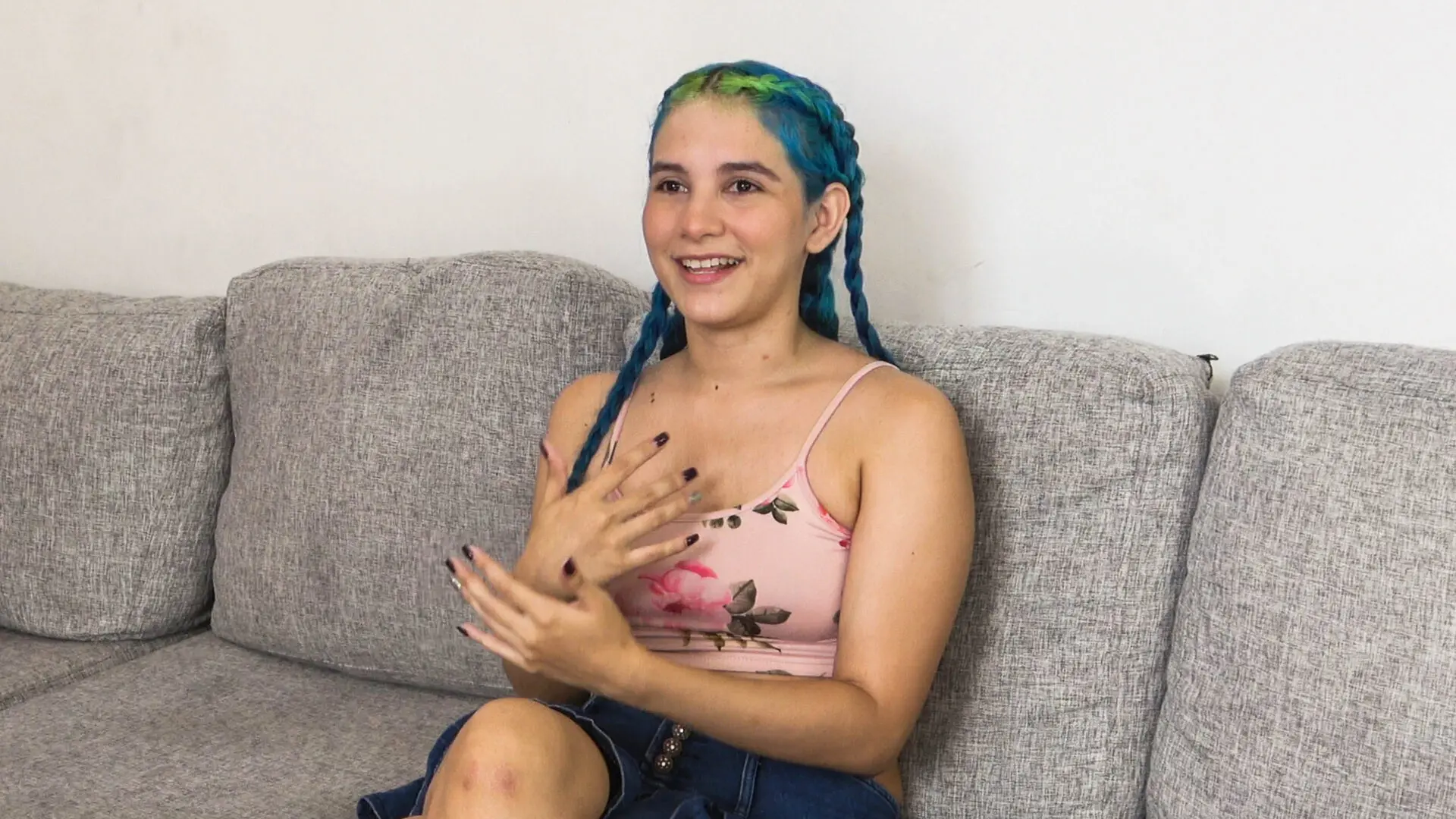 Min Galilea è una ragazza alternativa carina in cerca di lavoro sul divano del casting di Latina
